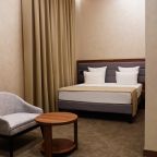 Большая двуспальная кровать