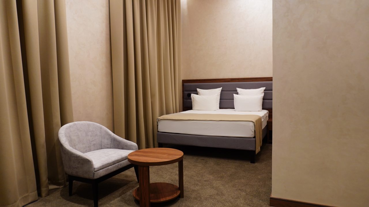 большая двуспальная кровать