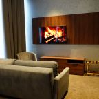 Просторный номер с совмещений гостиной и спальней