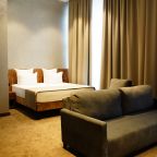 Большая двуспальная кровать с ортопедическим матрасом