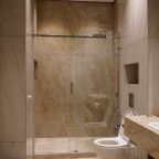 Мраморный кафель, большая душевая кабина с тропическим душем