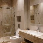 Большая подвесная раковина со всеми необходимыми средствами