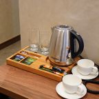 Чай чёрный и зелёный, кофе, сахар, вода, чашки и чайник