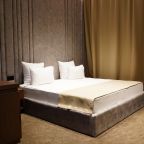 Большая двуспальная кровать, электрокарнизы