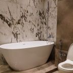 В номере есть как ванна, так и душ