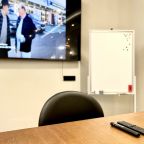 Флипчарт, телевизор, кликер для переключения слайдов,маркеры