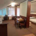 Люкс (Люкс 4х местный с одной двухспальной кроватью с видом на р.Ока), База отдыха Октава