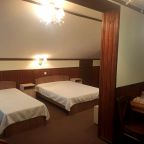 Люкс (Люкс 4х местный с одной двухспальной кроватью с видом на р.Ока), База отдыха Октава