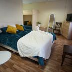 Четырехместный (Семейный комфорт 4х местный с двухспальной и двухъярусной кроватями с видом на р. Оку), База отдыха Октава