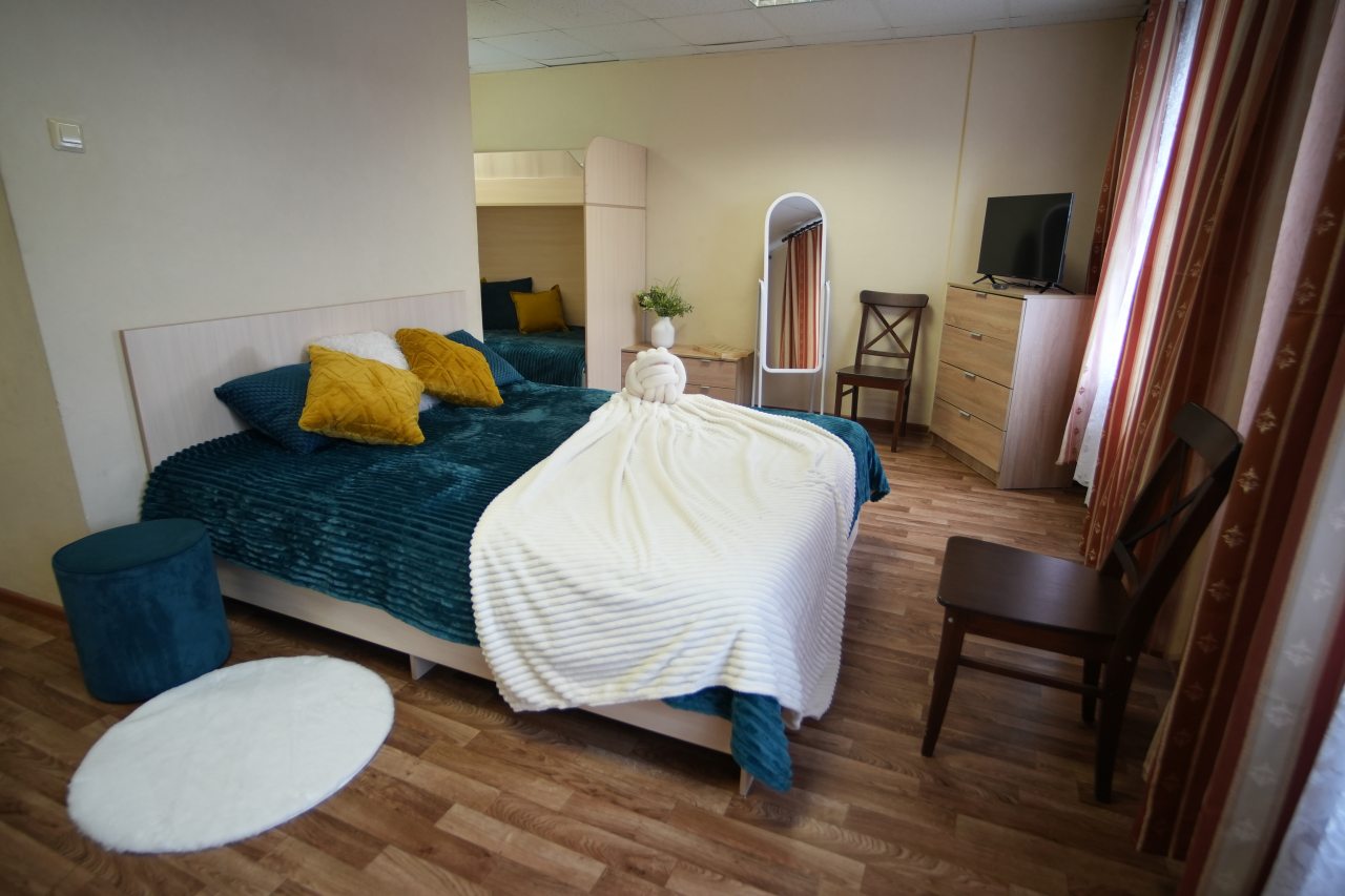 Четырехместный (Семейный комфорт 4х местный с двухспальной и двухъярусной кроватями с видом на р. Оку), База отдыха Октава