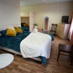 Четырехместный (Семейный комфорт 4х местный с двухспальной и двухъярусной кроватями с видом на р. Оку), База отдыха Октава