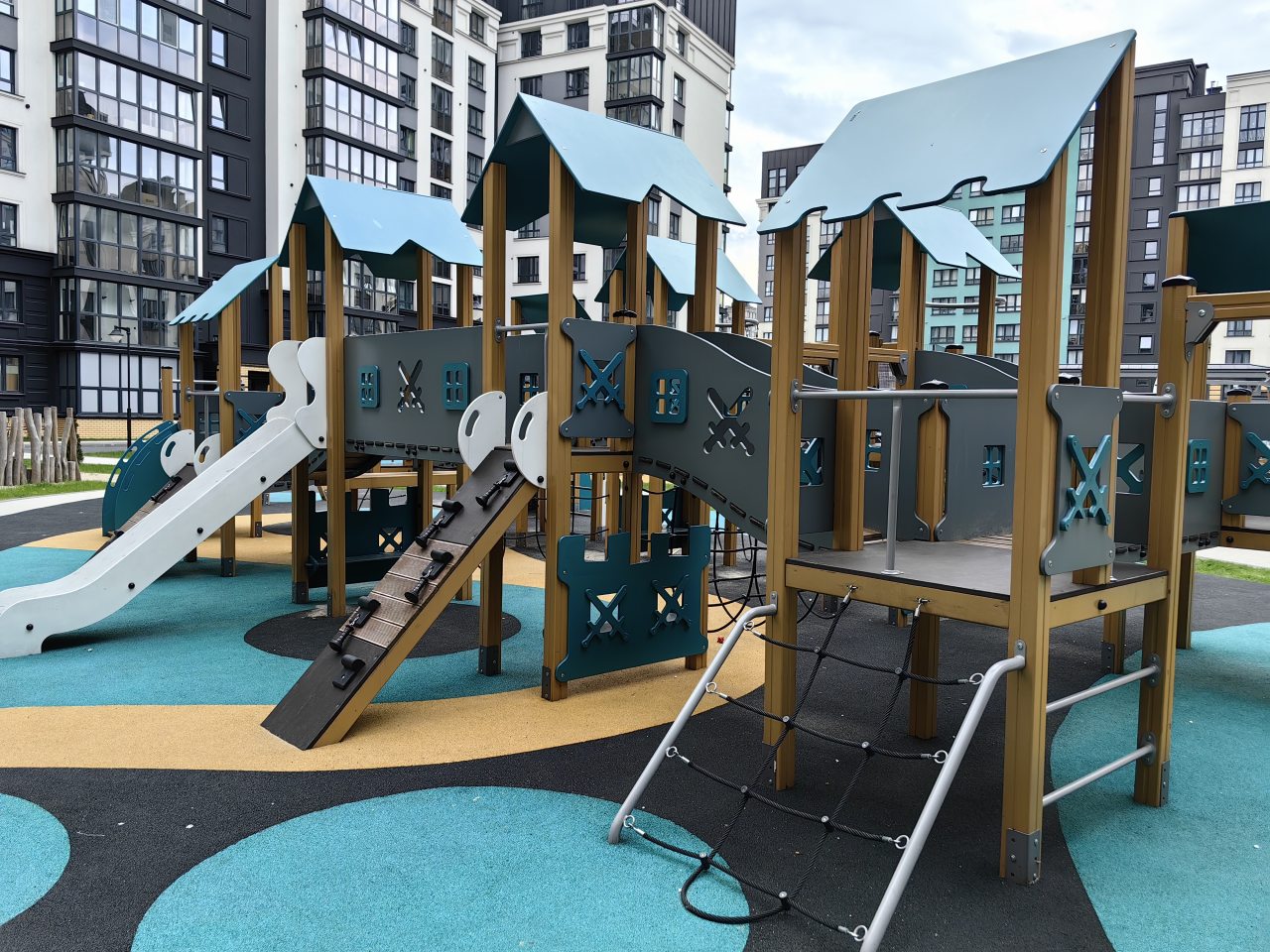 Детская площадка, Апартаменты Двухкомнатные на Мариенко