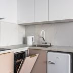 Все необходимое - посуда, столовые приборы, техника