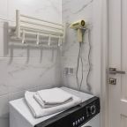 в ванной есть стиральная машина,полотенцесушитель, фен