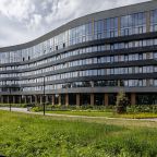 Общий вид здания со стороны реки