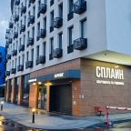 общий вид здания со стороны въезда на парковку