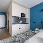 Во всех апартаментах -индукционная плита, СВЧ, посудомойка