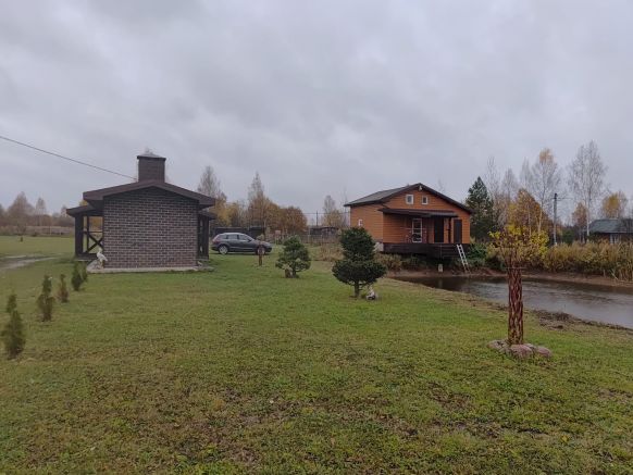 Коттедж С баней и пирсом на берегу пруда