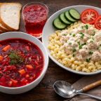 Обед:борщ со сметаной,макароны,сливочная курица,овощи и т.д