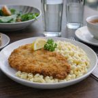 Ужин:макароны,куриная отбивная,салат,чай,сахар,хлеб