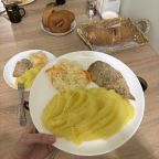Ужин:пюре,запеченная отбивная,квашенная капуста,чай,булочки