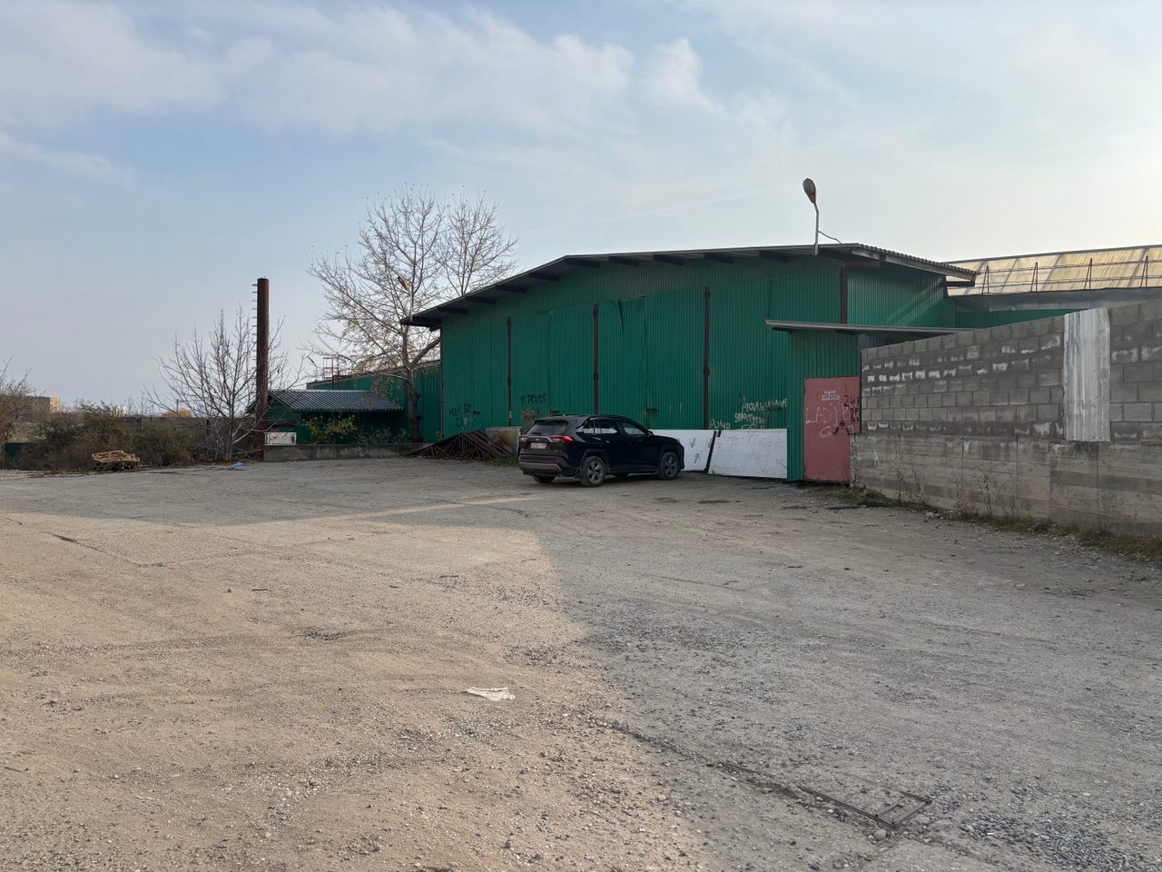 Парковка перед отелем, Гостиница Невский