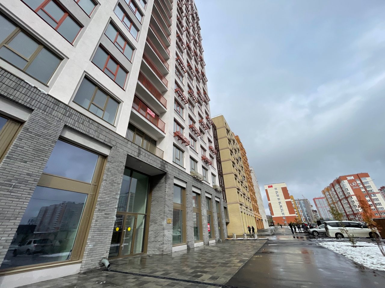 Парковка автомобилей служащим гостиницы, Апартаменты Kvartira-Braun