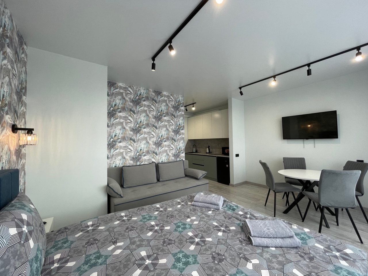 Апартаменты (Апартаменты с витражным окном и видами на город), Апартаменты Kvartira-Braun