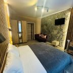 Шестиместный (Гостевой дом в темных тонах с видом на горы), Гостевой дом БАРСкая Усадьба