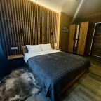 Шестиместный (Гостевой дом в темных тонах с видом на горы), Гостевой дом БАРСкая Усадьба