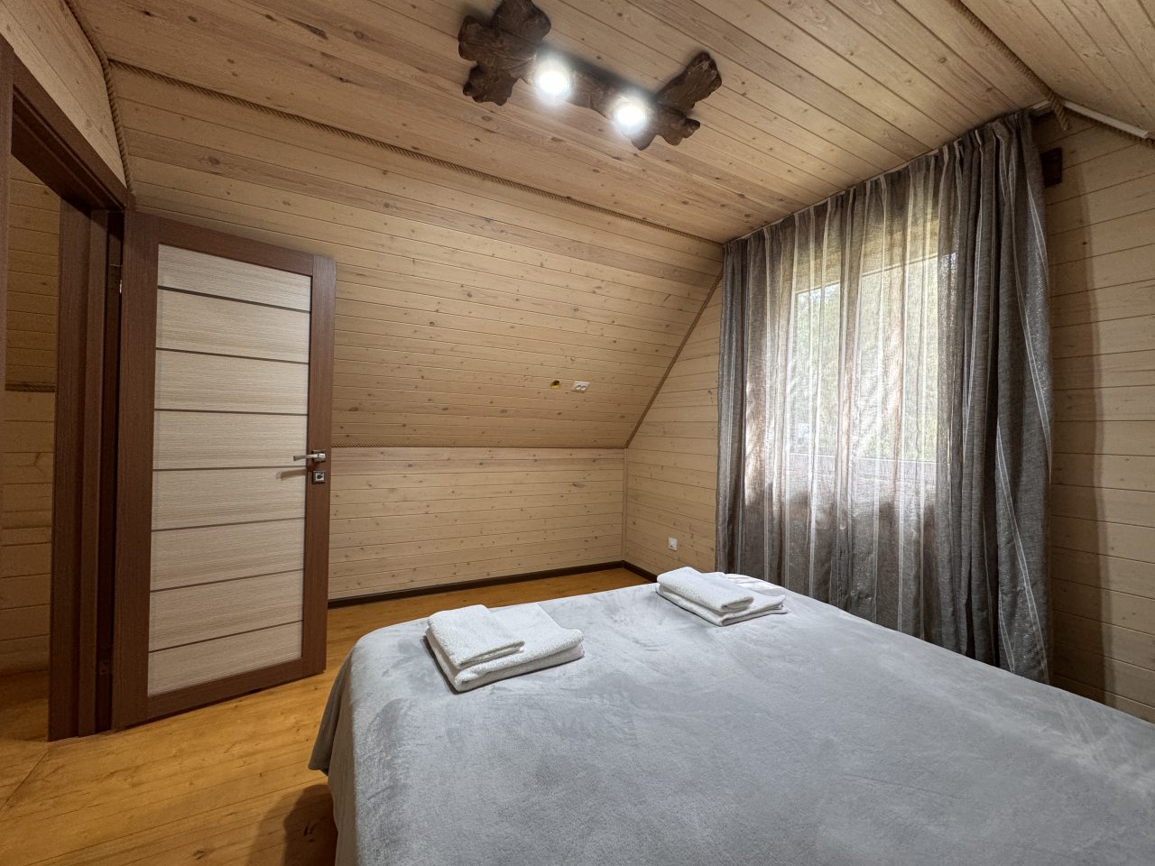 Шале (С тремя изолированными спальнями (8ми местный)), База отдыха НАИР Архыз