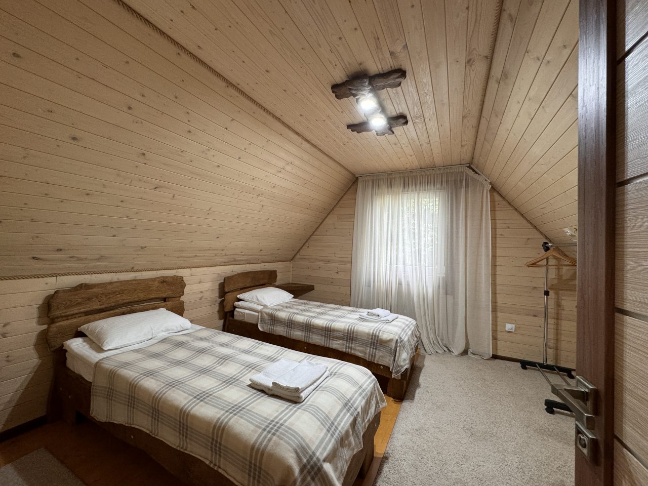 Шале (С тремя изолированными спальнями (8ми местный)), База отдыха НАИР Архыз