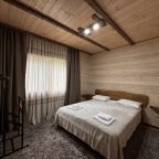 Шале (С тремя изолированными спальнями (8ми местный)), База отдыха НАИР Архыз