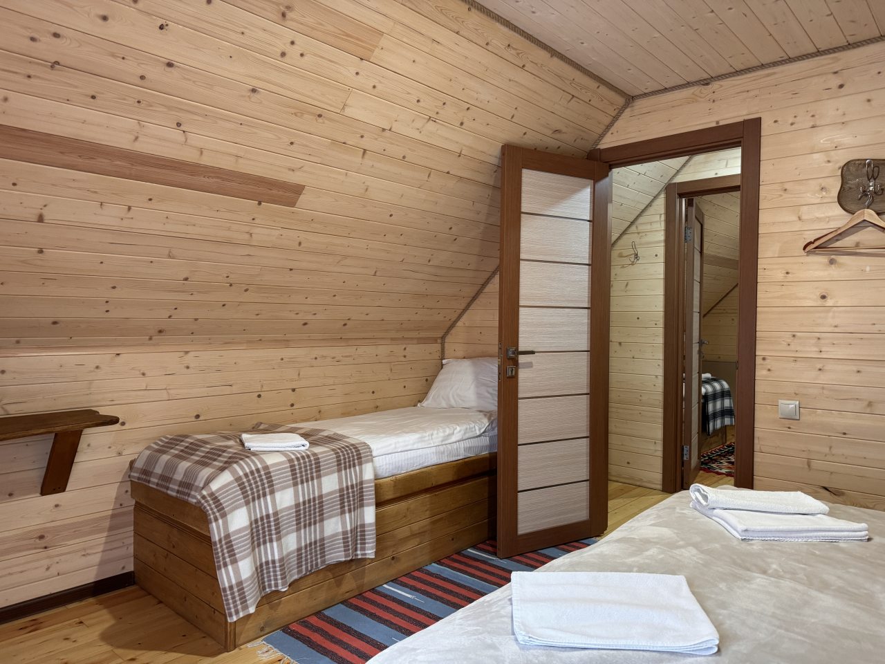 Шале (С тремя изолированными спальнями (10ти местный)), База отдыха НАИР Архыз