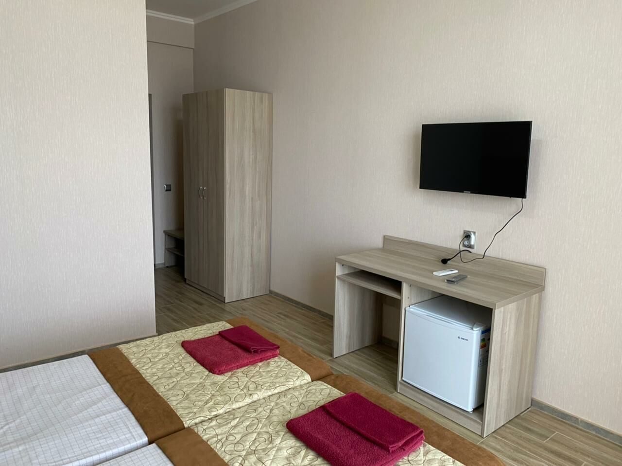 Трёхместный и более (Трехместный с видом на горы), Гостиница Морская волна