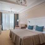 Сьюит (Джуниор), Отель Династия