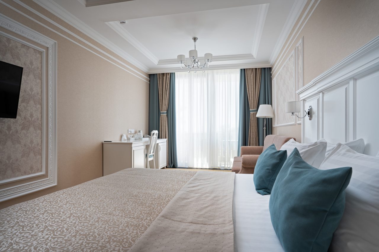 Сьюит (Джуниор), Отель Династия