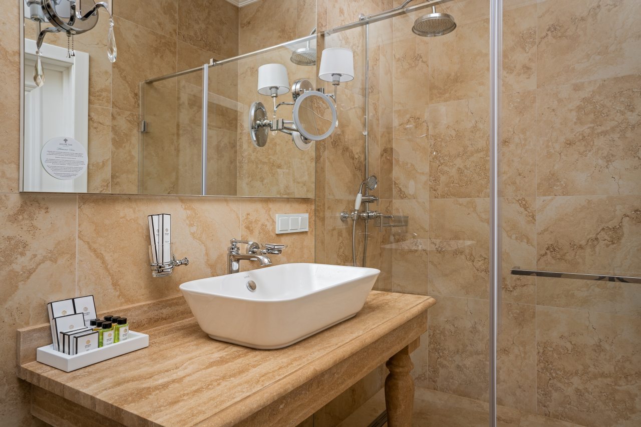 Сьюит (Джуниор), Отель Династия