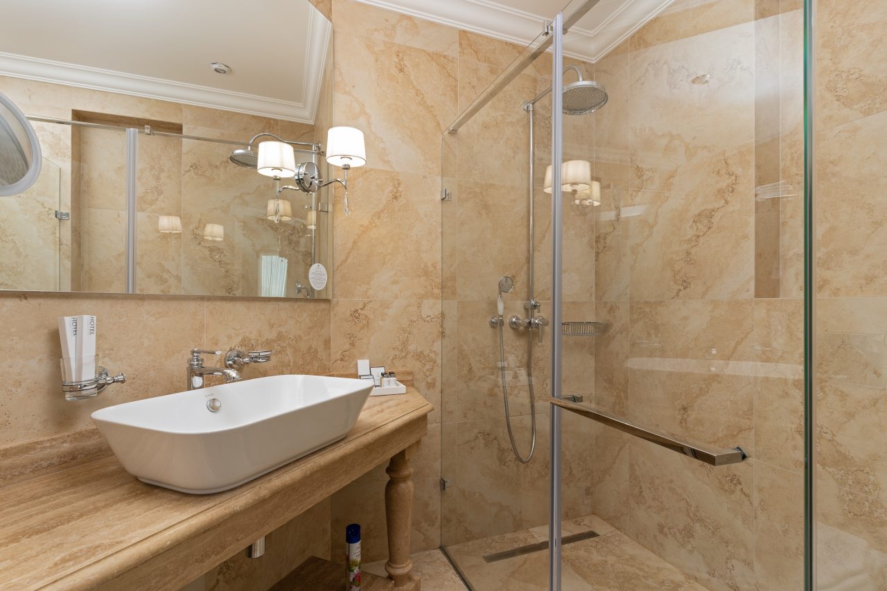 Люкс (Люкс), Отель Династия