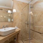 Люкс (Люкс), Отель Династия