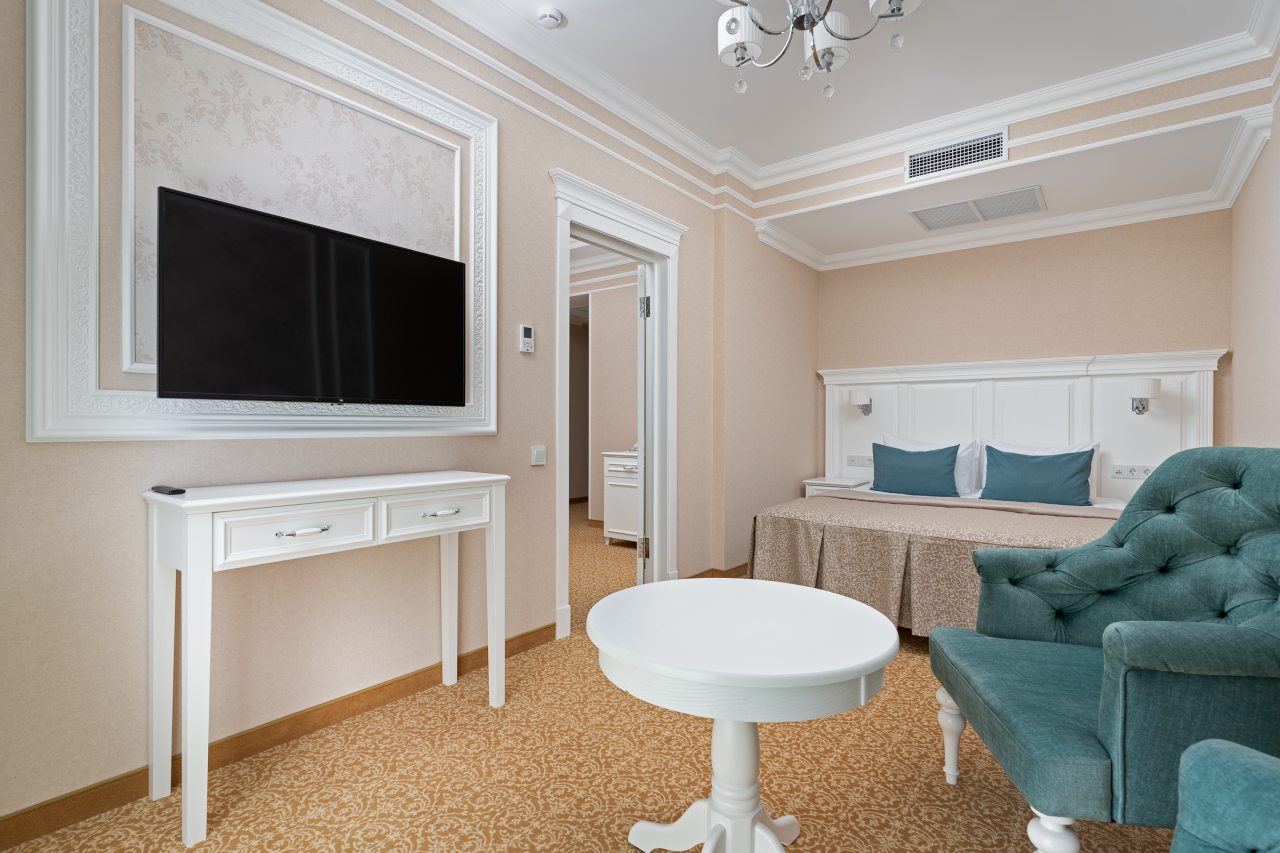 Люкс (Люкс), Отель Династия