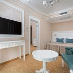 Люкс (Люкс), Отель Династия