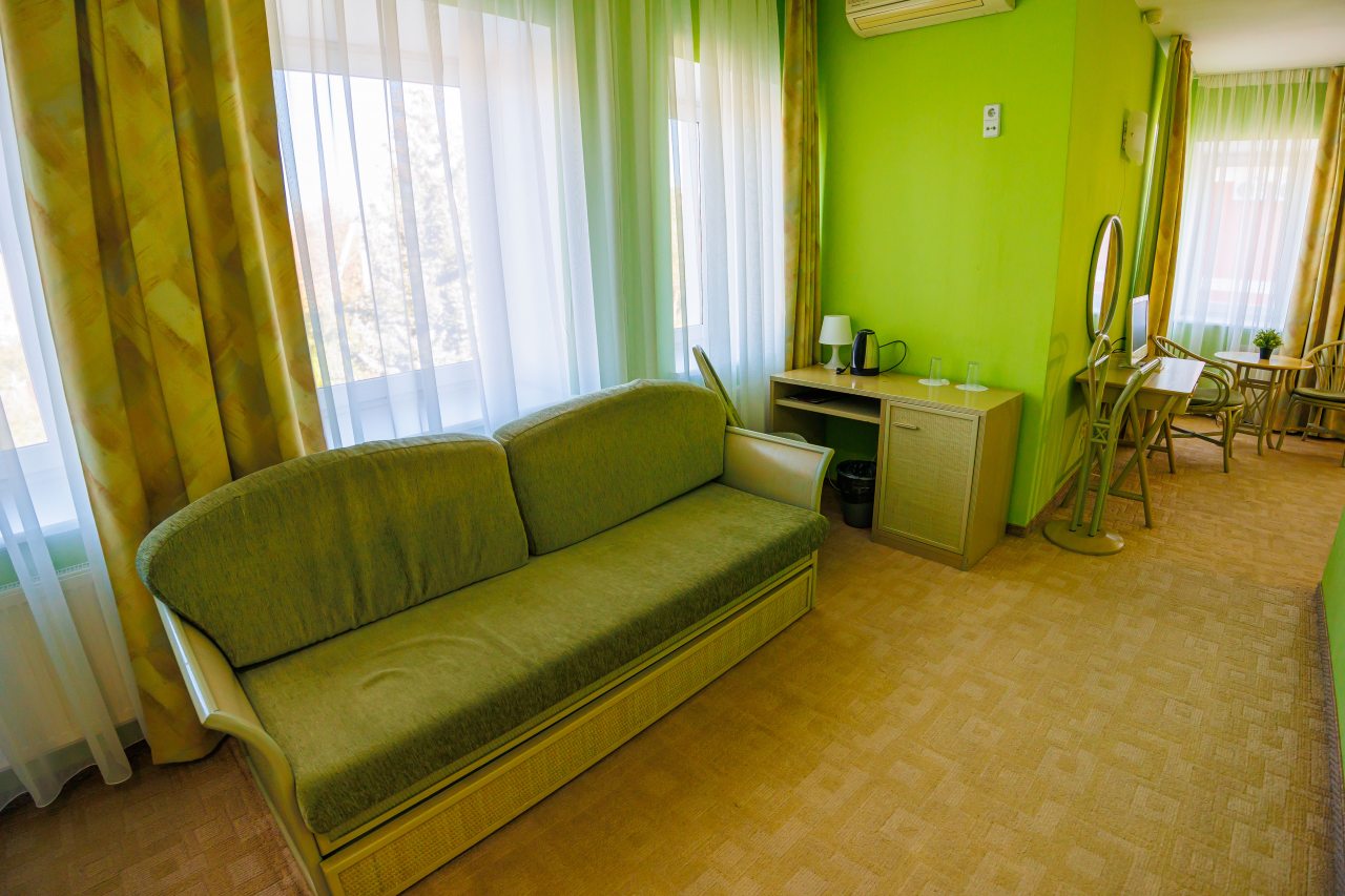 Трёхместный и более (Джуниор Сюит), Гостиница Уральский двор