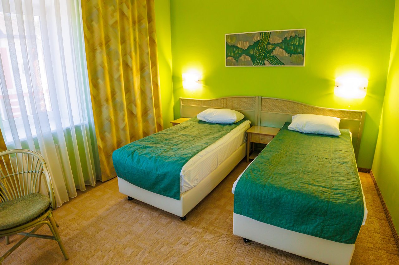 Трёхместный и более (Джуниор Сюит), Гостиница Уральский двор