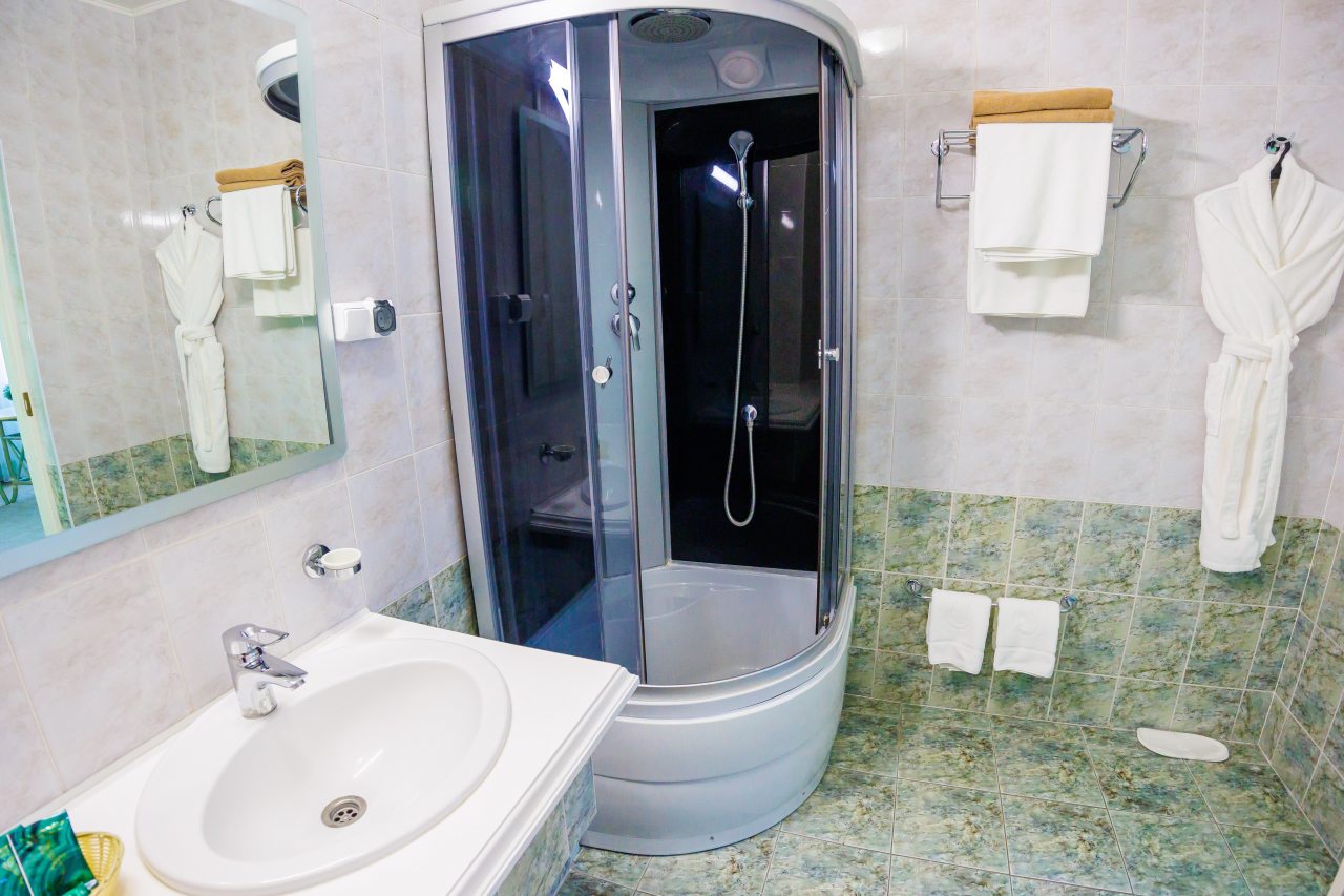 Трёхместный и более (Джуниор Сюит), Гостиница Уральский двор