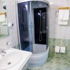 Трёхместный и более (Джуниор Сюит), Гостиница Уральский двор