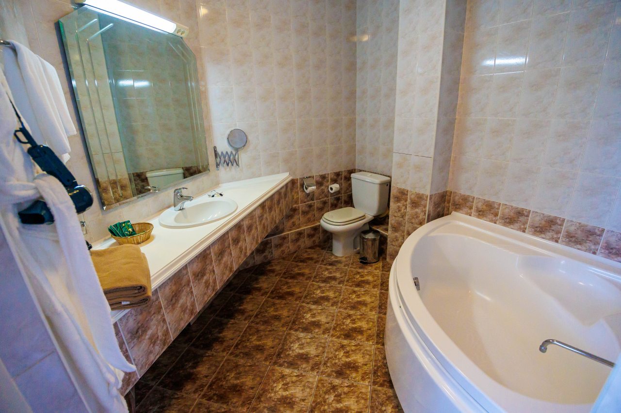 Трёхместный и более (Джуниор Сюит*), Гостиница Уральский двор