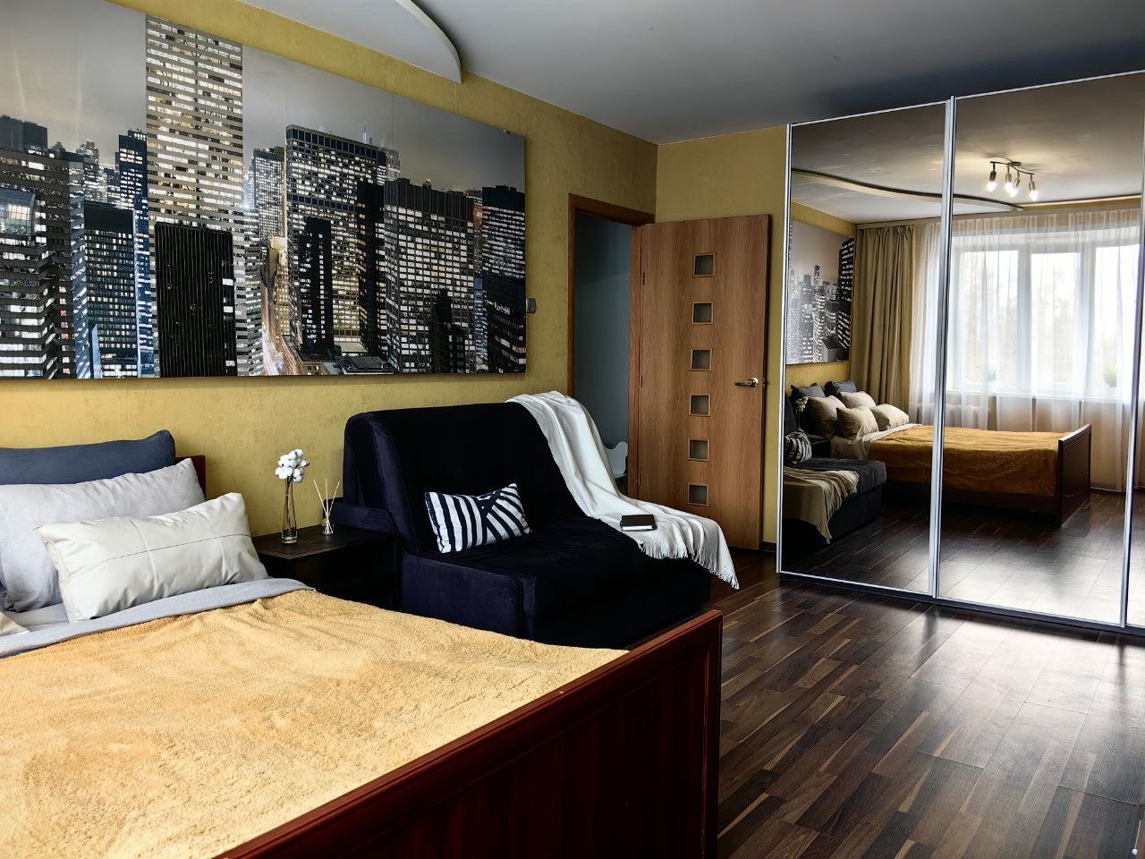 Большая спальная комната с кроватью 160 на 200 см