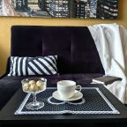 Двухместный раскладной диван.