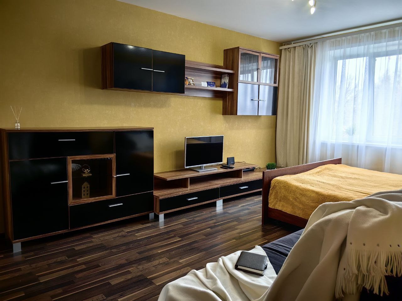 Большая спальная комната с кроватью 160 на 200 см